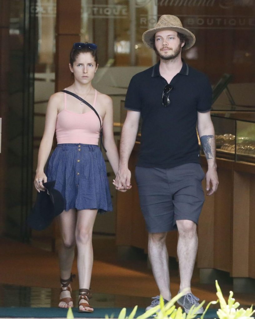 Who Is Anna Kendrick Boyfriend Is She Married Creeto