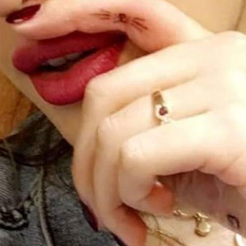 Bella Thorne finger tattoo