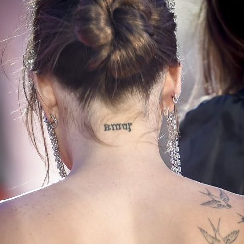 Dakota Johnson amor tattoo
