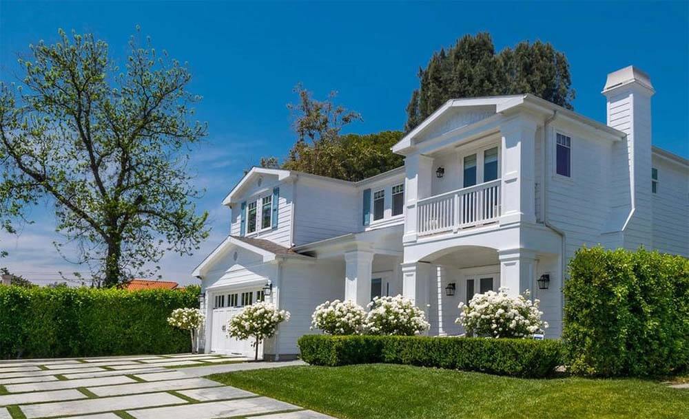 Elle Fanning’s & Dakota Fanning’s home in Valley Village