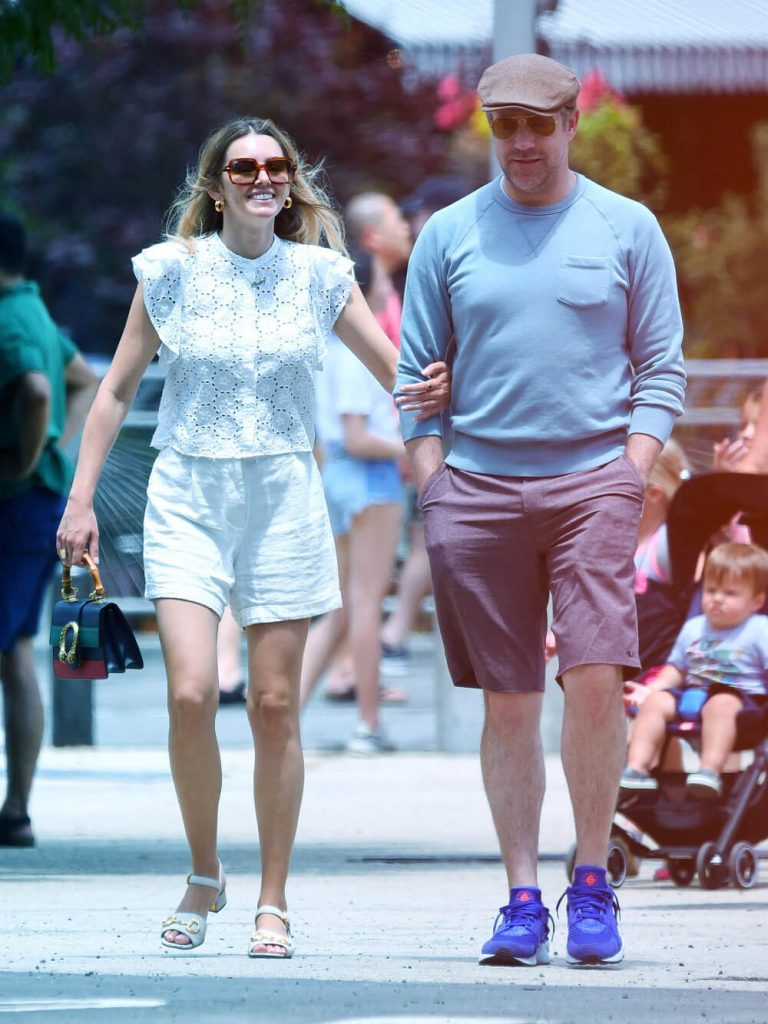 Jason Sudeikis with current girlfriend Keeley Hazell walking