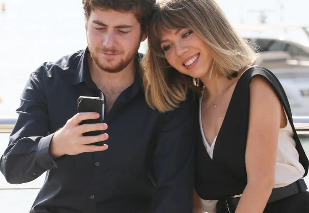Jennette Mccurdy with her co-star Jesse Carere