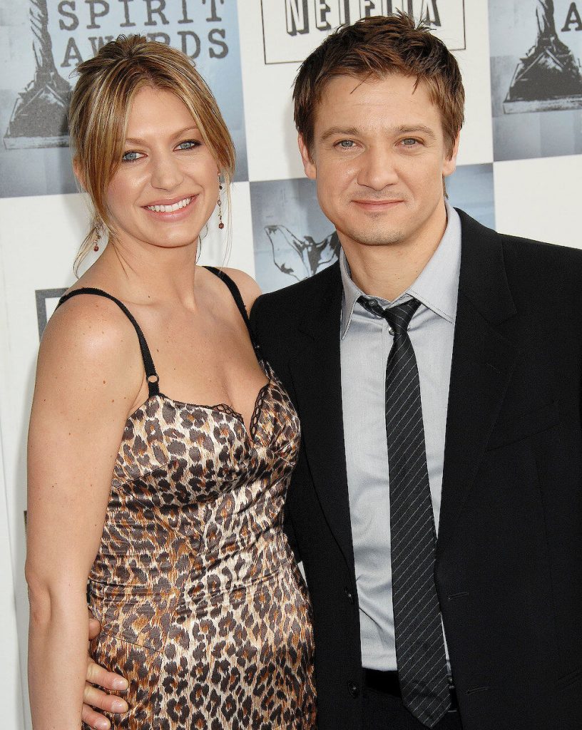 Jes Macallan and ex boyfriend Jeremy Renner