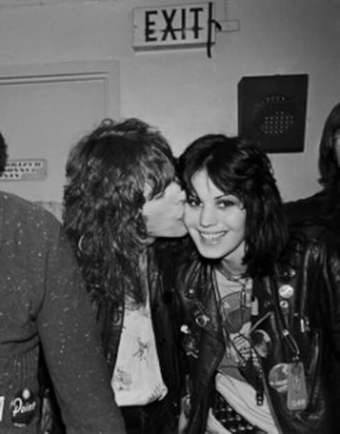 Joan Jett and Tom Petersson kissing