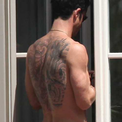 Justin Theroux back tattoo