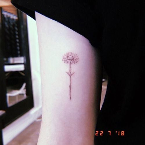 Maisie Williams Daisy Flower Tattoo