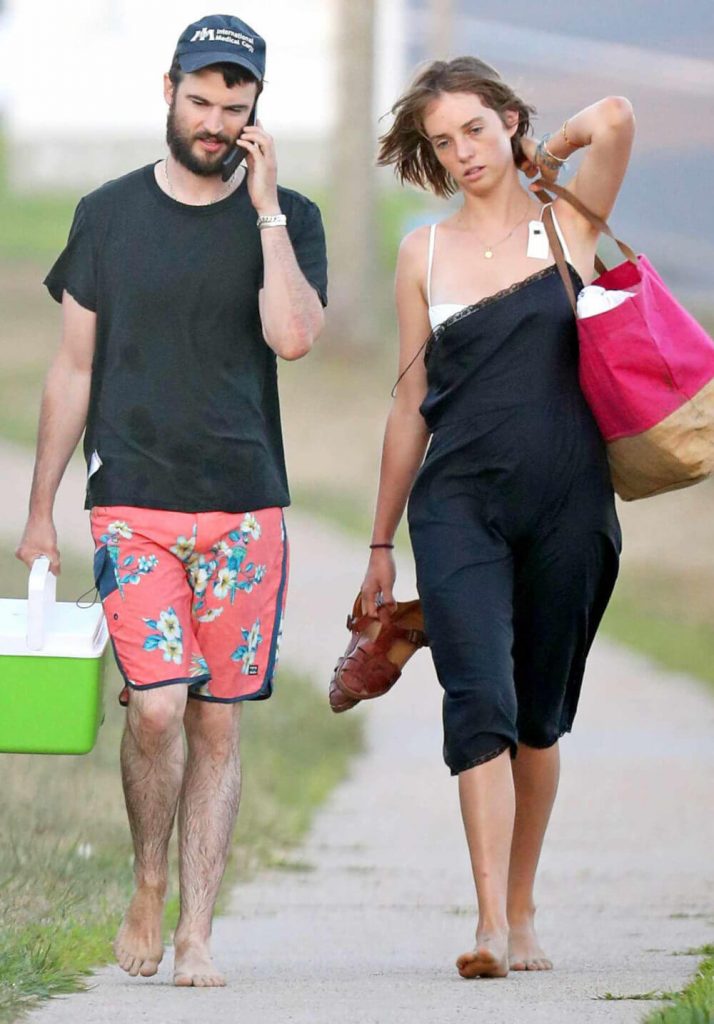 Maya Hawke with her boyfriend Tom Sturridge