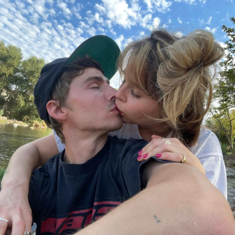 Mae Whitman Boyfriend Her Secret Love Life and Support for the LGBTQ+ Community