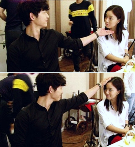 Song Joong Ki and Moon Chae-won in the dressing room