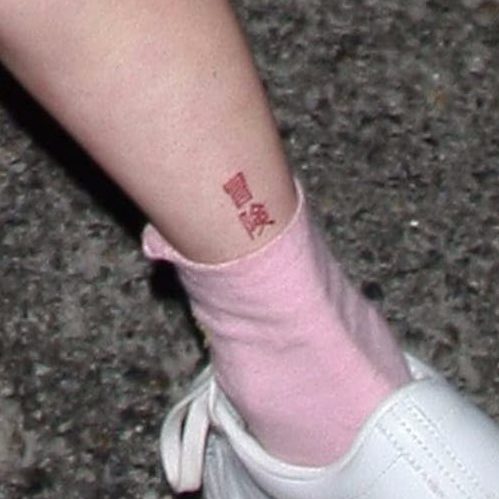 maisie williams ankle tattoo