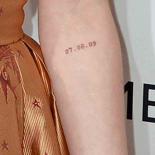 Maisie Williams tattoo digits